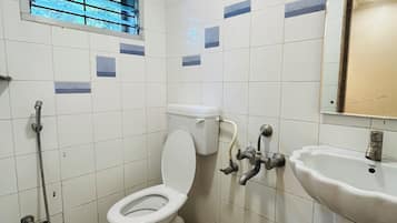 Luxury Quadruple Room | Bathroom | Shower, free toiletries, bidet, towels