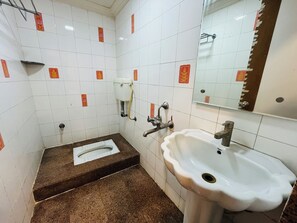 Chambre Double Exécutive | Salle de bain | Douche, articles de toilette gratuits, bidet, serviettes fournies