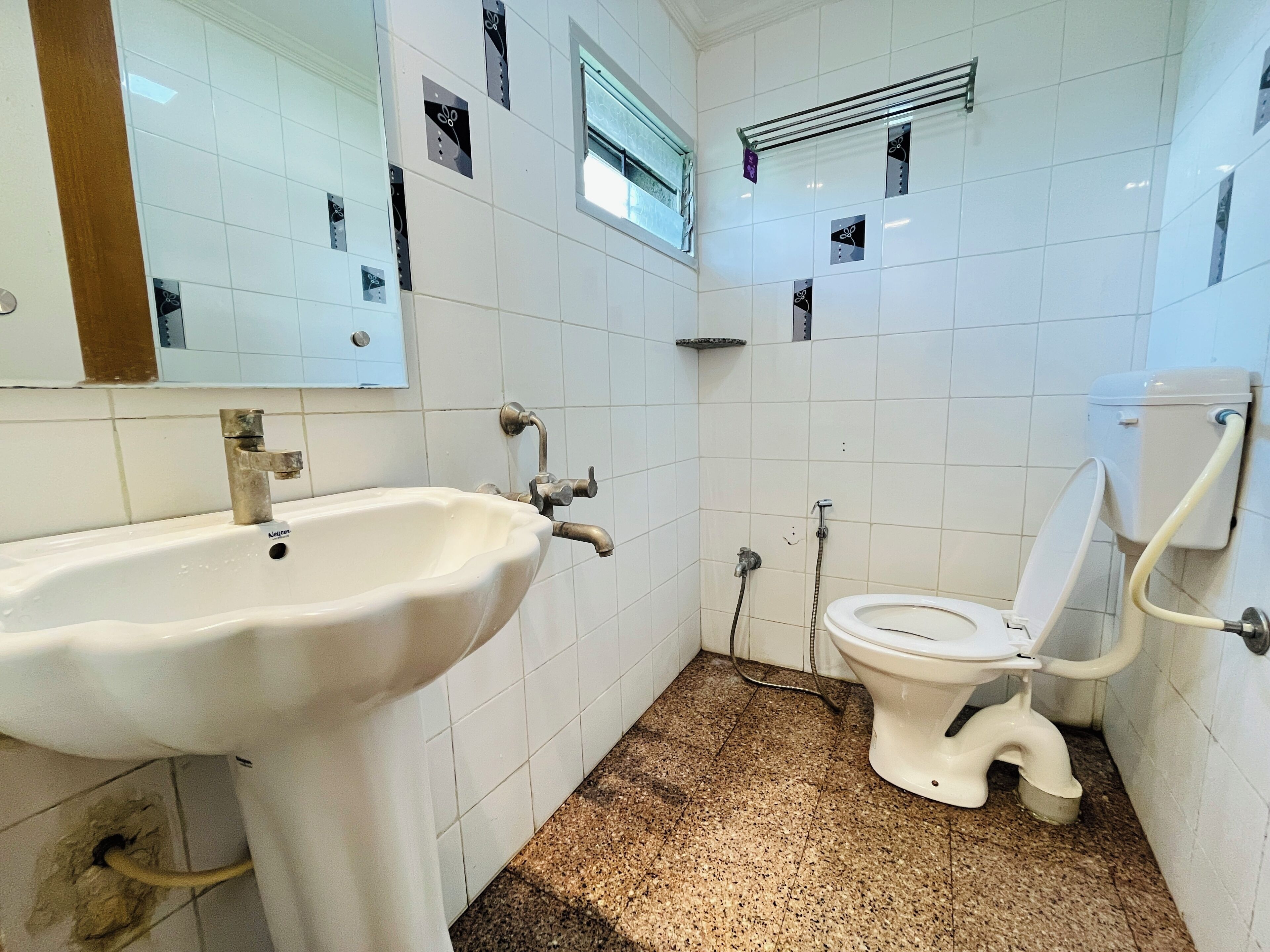 Luxury Quadruple Room | Bathroom | Shower, free toiletries, bidet, towels