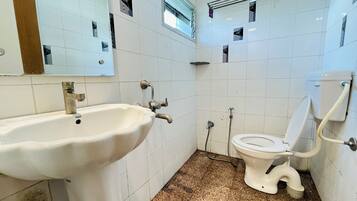 Luxury Quadruple Room | Bathroom | Shower, free toiletries, bidet, towels