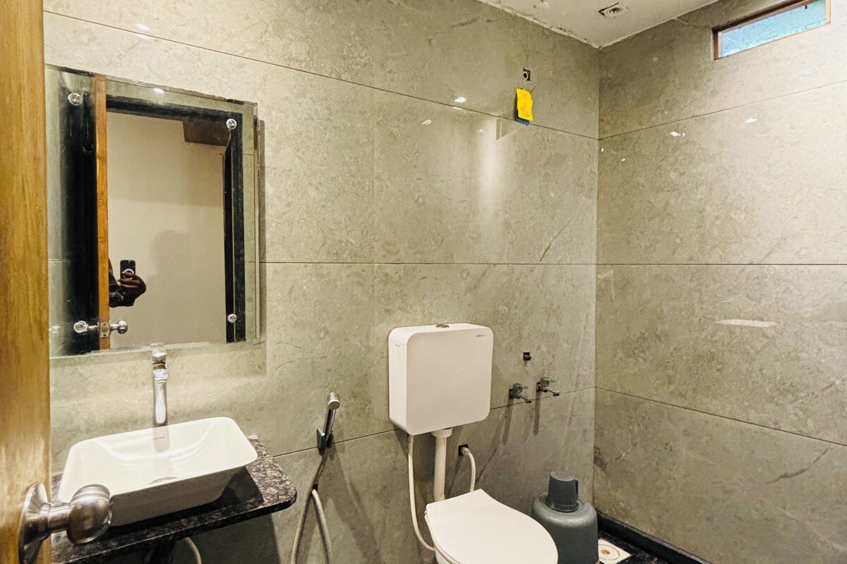 Chambre quadruple familiale | Salle de bain | Douche, articles de toilette (gratuits), bidet, serviettes fournies