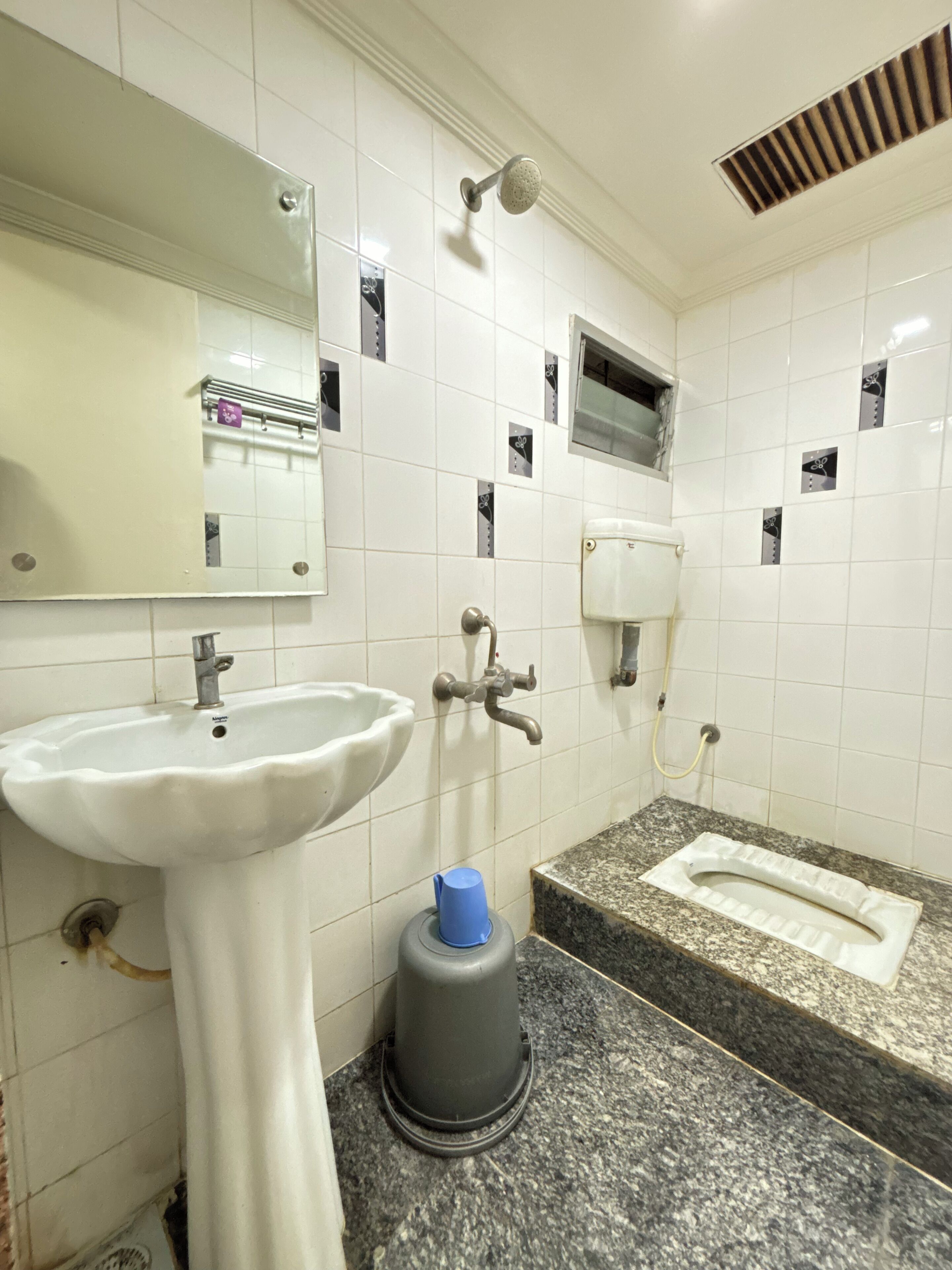 Deluxe Double Room | Bathroom | Shower, free toiletries, bidet, towels