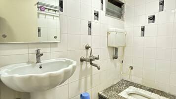 Deluxe Double Room | Bathroom | Shower, free toiletries, bidet, towels