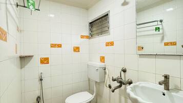 Deluxe Double Room | Bathroom | Shower, free toiletries, bidet, towels