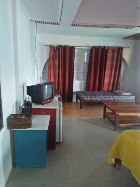 Caja de seguridad en la habitación y escritorio 