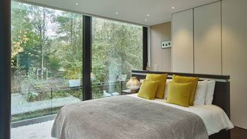 4 bedrooms, desk, iron/ironing board, travel cot