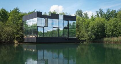 Gorgeous Lakeside Villa with wellness SPA and 8 seater cinema