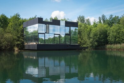 The Glass House -Sleeps 8- Private Jacuzzi SPA & 9 seater cinema