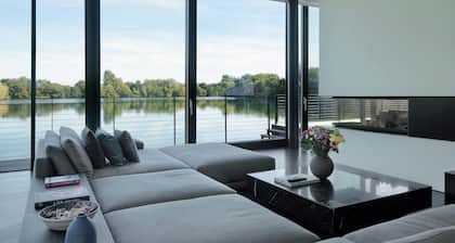 Gorgeous Lakeside Villa with wellness SPA and 9 seater cinema