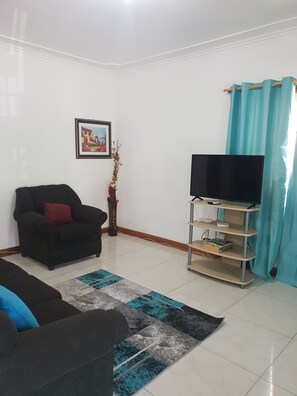 32-inch LED TV with cable channels, TV - El Monte (Kingston)