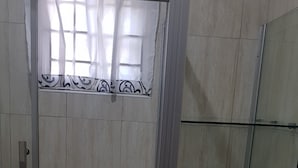 وحدات دش مع أحواض استحمام، مناشف