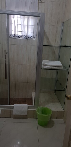 Combined shower/bathtub, towels - El Monte (Kingston)