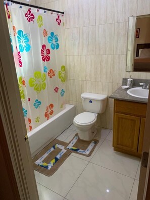 Combined shower/tub, towels - El Monte (Kingston)