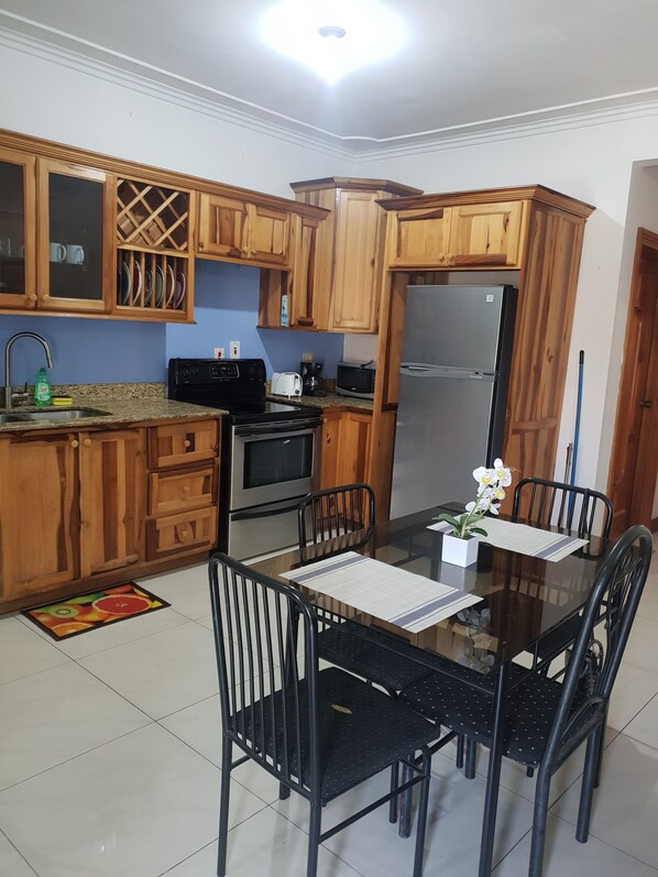 Cookware/dishes/utensils - El Monte (Kingston)