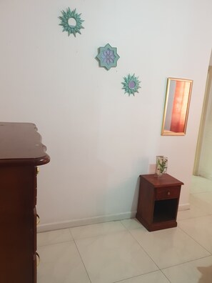 Interior - El Monte (Kingston)