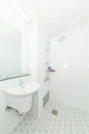 Douche, articles de toilette (gratuits), séchoir à cheveux