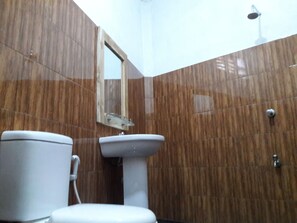 Deluxe Room | Bathroom | Shower, rainfall showerhead, hair dryer, slippers - Italiano Safari House Udawalawe (Udawalawa)