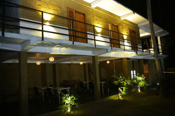 Front of property - evening/night - Italiano Safari House Udawalawe (Udawalawa)
