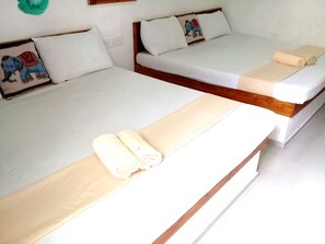 Egyptian cotton sheets, premium bedding, memory-foam beds, desk - Italiano Safari House Udawalawe (Udawalawa)
