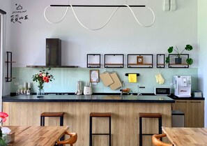 Mini-fridge, microwave, oven, stovetop - Still Hills Inn (Hengchun)