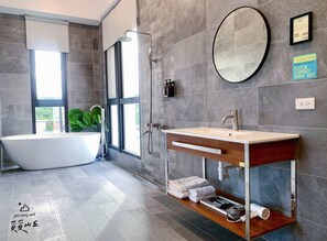 Design Double Room, 1 King Bed, Balcony, Mountain View | Bathroom | Free toiletries, hair dryer, slippers, towels - Still Hills Inn (Hengchun)
