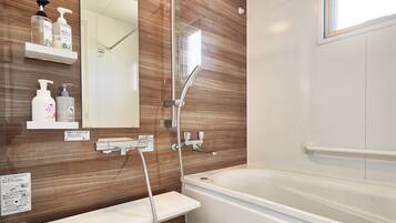 Deluxe-Haus, 3 Schlafzimmer (Rekibu5, Two-storied building) | Badezimmer | Duschwanne, kostenlose Toilettenartikel, Haartrockner, Hausschuhe