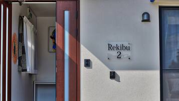 Design House, 2 Bedrooms (Rekibu2) | Individually decorated, individually furnished, free WiFi, bed sheets