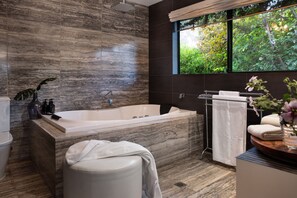 Casa romántica, 1 habitación | Baño | Tina y regadera independientes y tina de hidromasaje