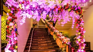 A staircase with a floral archway and a modern wall with hexagonal patterns. - Hotel Prince Viraj (Jabalpur)