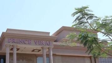 Vista frontal de la propiedad