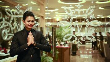 Frokost og middag serveres, indiske retter