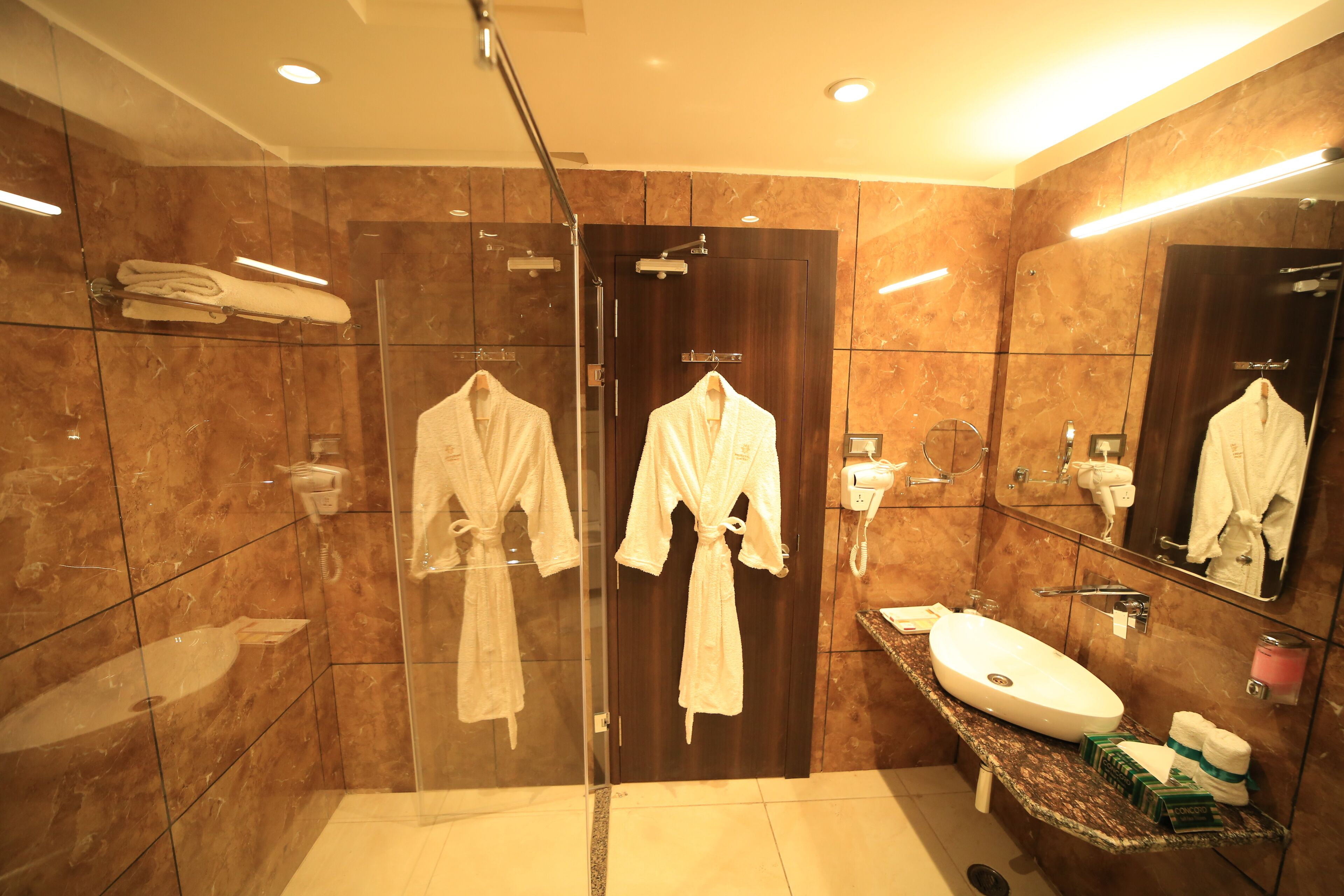 Shower, hydromassage showerhead, free toiletries, towels