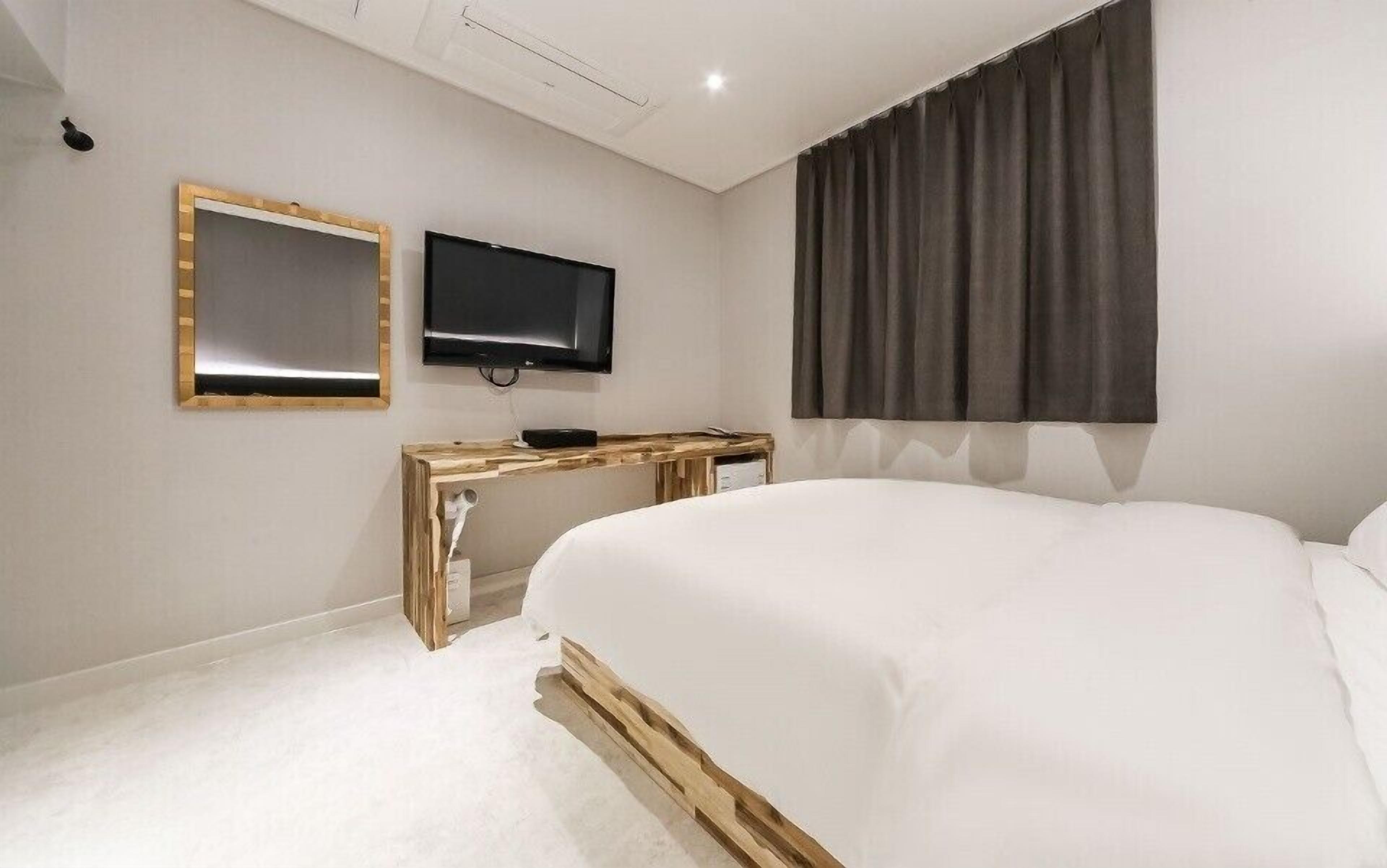 1 bedroom, premium bedding, down duvets, blackout curtains