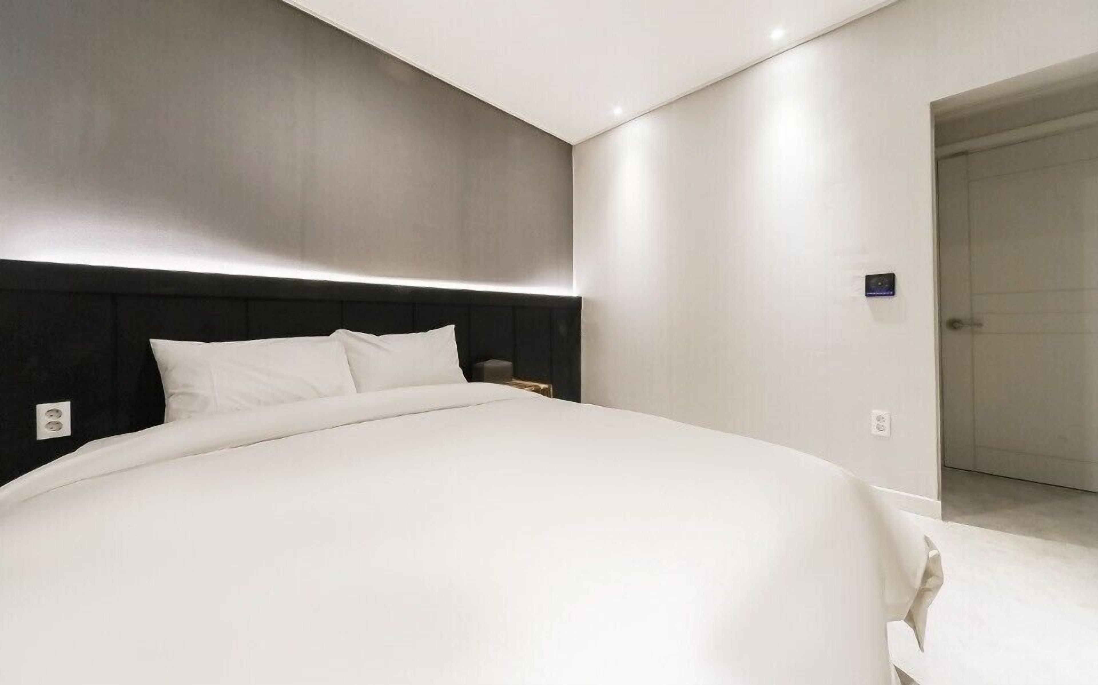 1 bedroom, premium bedding, down duvets, blackout curtains