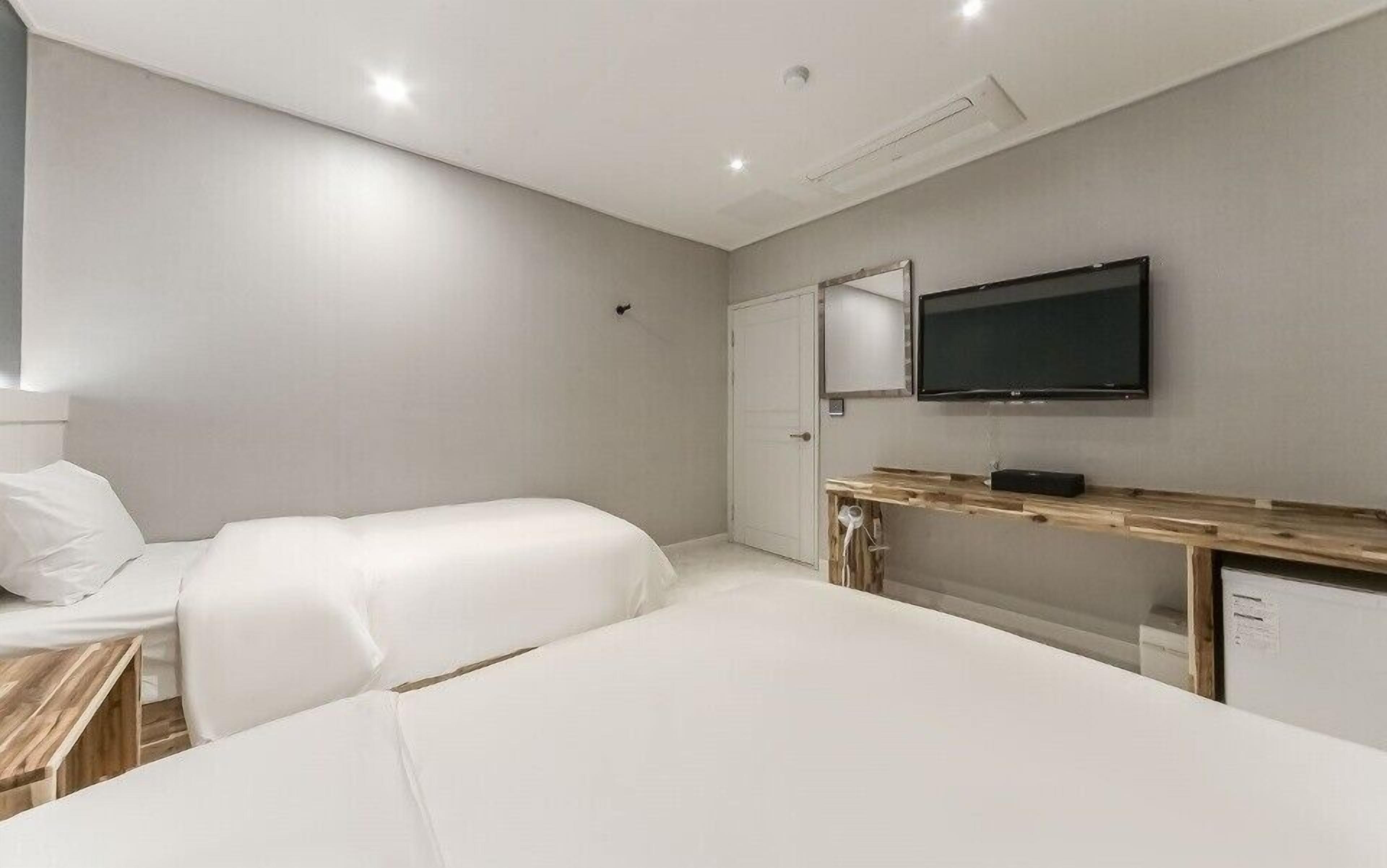 standard twin room (no breakfast served on monday/ saturday/sunday) | 1 bedroom, premium bedding, down duvets, blackout curtains