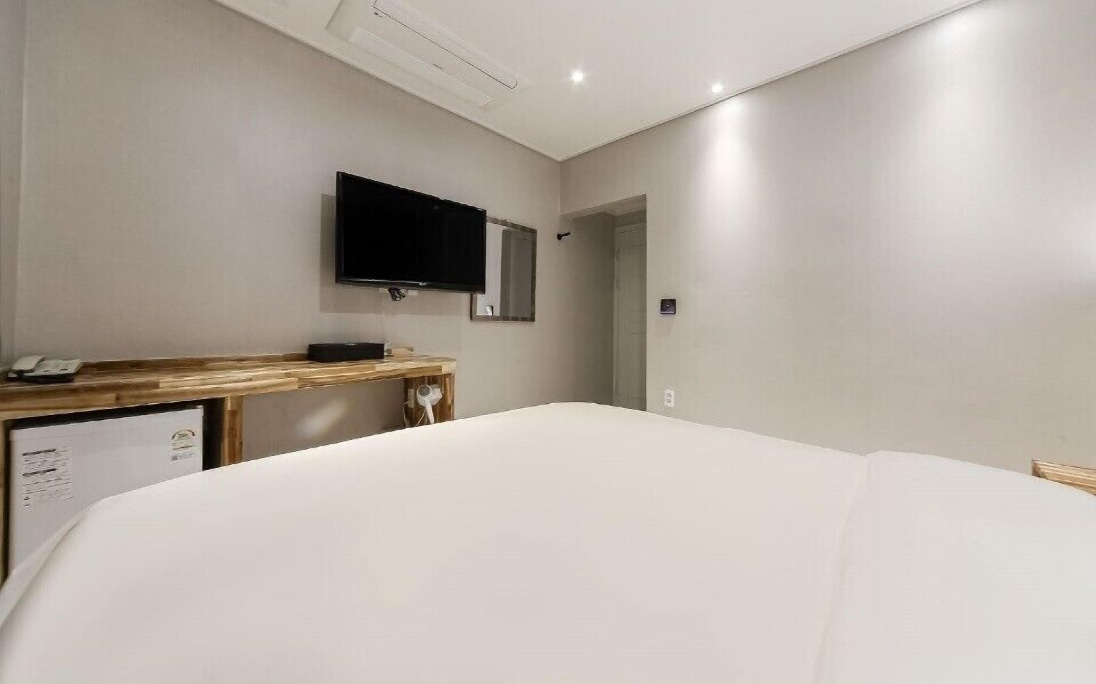 1 bedroom, premium bedding, down duvets, blackout curtains