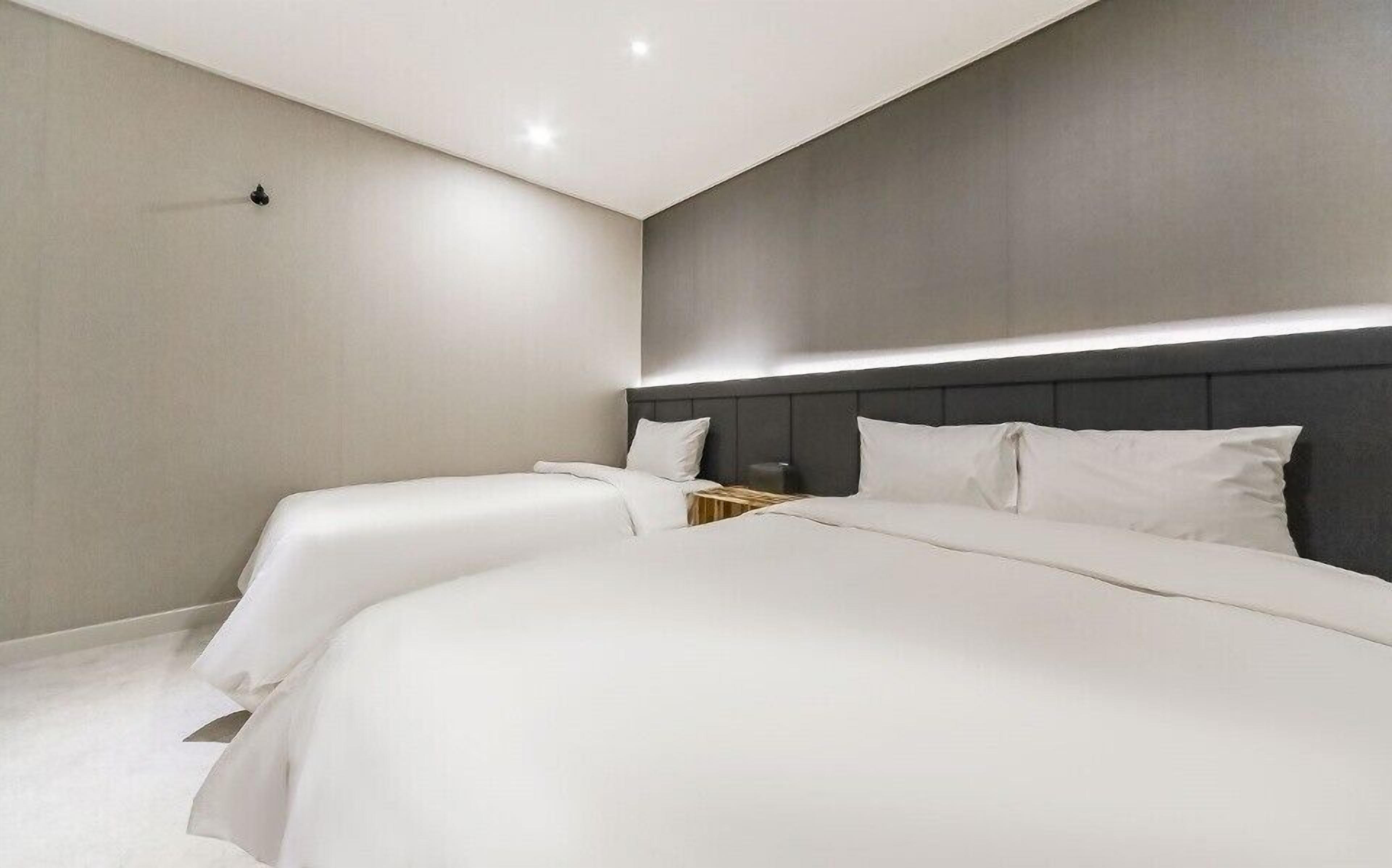 standard twin room (no breakfast served on monday/ saturday/sunday) | 1 bedroom, premium bedding, down duvets, blackout curtains