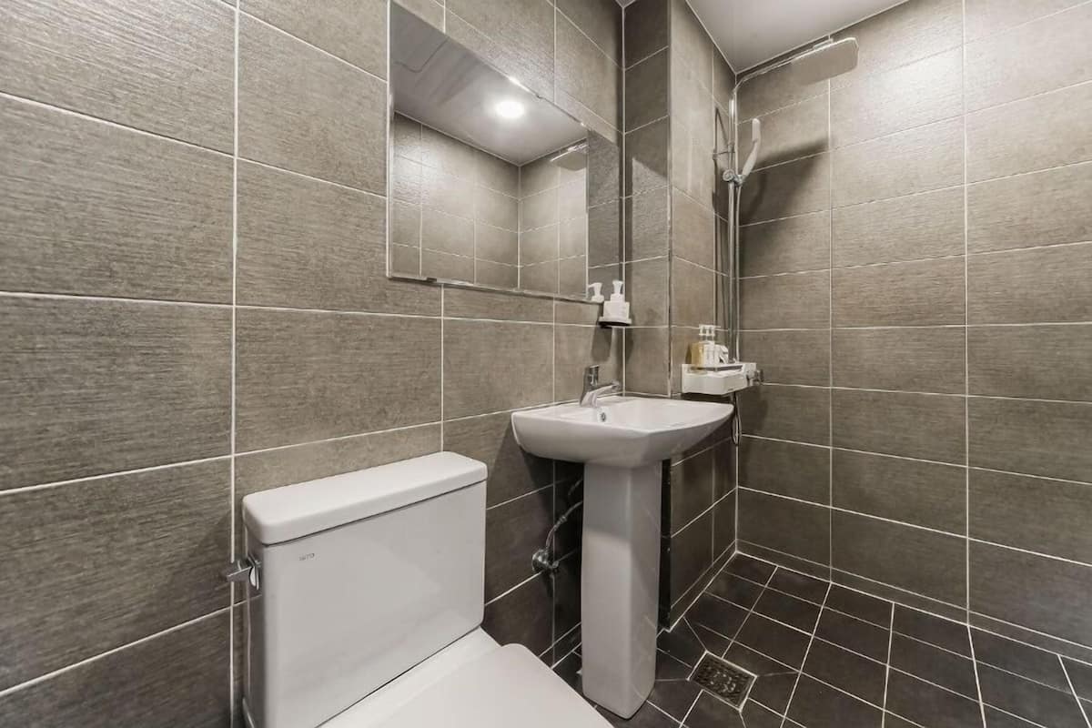 standard twin room (no breakfast served on monday/ saturday/sunday) | bathroom | shower, designer toiletries, hair dryer, bathrobes