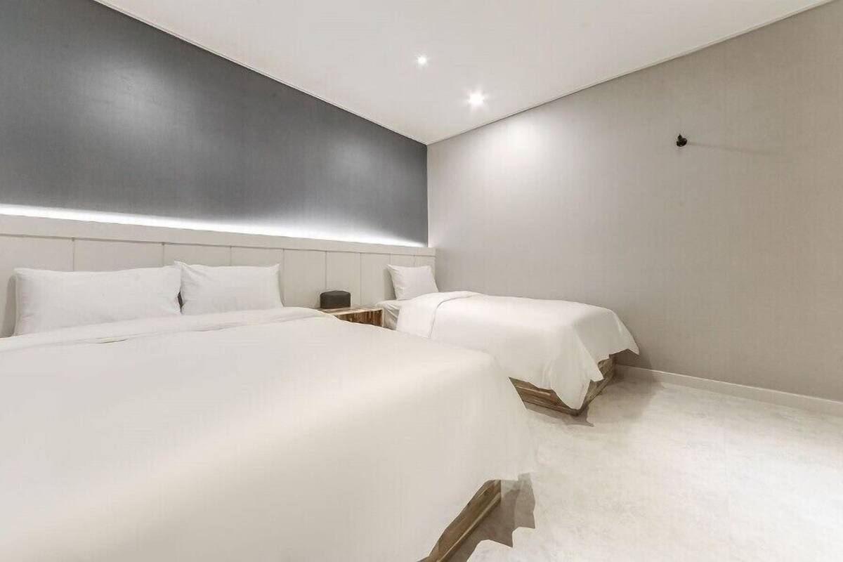 standard twin room (no breakfast served on monday/ saturday/sunday) | 1 bedroom, premium bedding, down duvets, blackout curtains