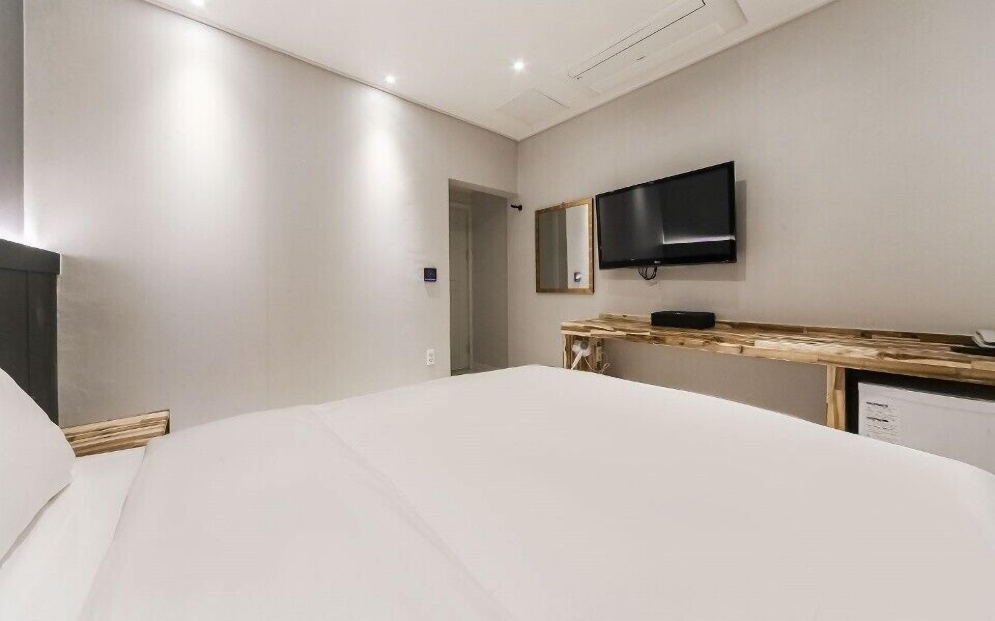 1 bedroom, premium bedding, down duvets, blackout curtains