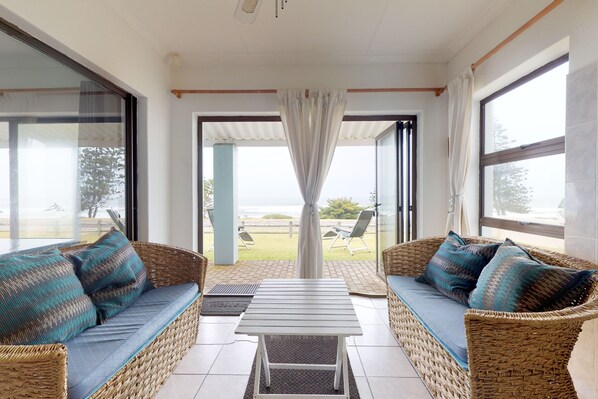 Casa Confort, 3 habitaciones | Área de sala de estar | Televisión de pantalla plana de 32 cm con canales por cable 