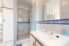 Comfort House, 3 Bedrooms | Bathroom | Shower, rainfall showerhead, free toiletries, towels - Glentana Views (Glentana)