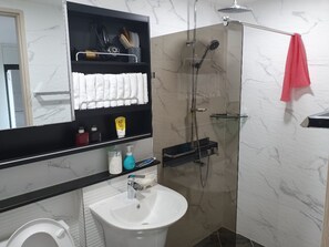 Ferienhaus | Badezimmer | Dusche, kostenlose Toilettenartikel, Haartrockner, Handtücher