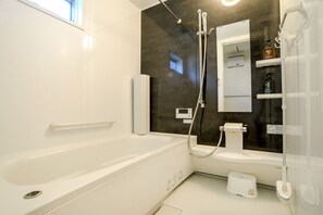 Separate tub and shower, rainfall showerhead, free toiletries - Zenith's House (Osaka)