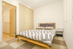 4 sovrum, sängtillbehör av högsta kvalitet, duntäcken och skrivbord