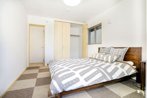 4 makuuhuonetta, ylelliset vuodevaatteet, untuvapeitot, työpöytä