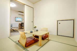 4 bedrooms, minibar, iron/ironing board, free WiFi - Olina's House (Osaka)