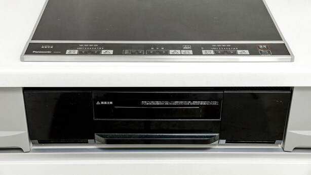 Une imprimante Panasonic dotée d’un panneau de commande et d’un bac de sortie noir.