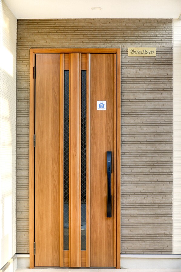 Interior entrance - Olina's House (Osaka)