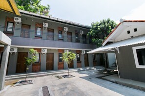 Exterior - Capital O 1898 Louise Place (Cianjur)
